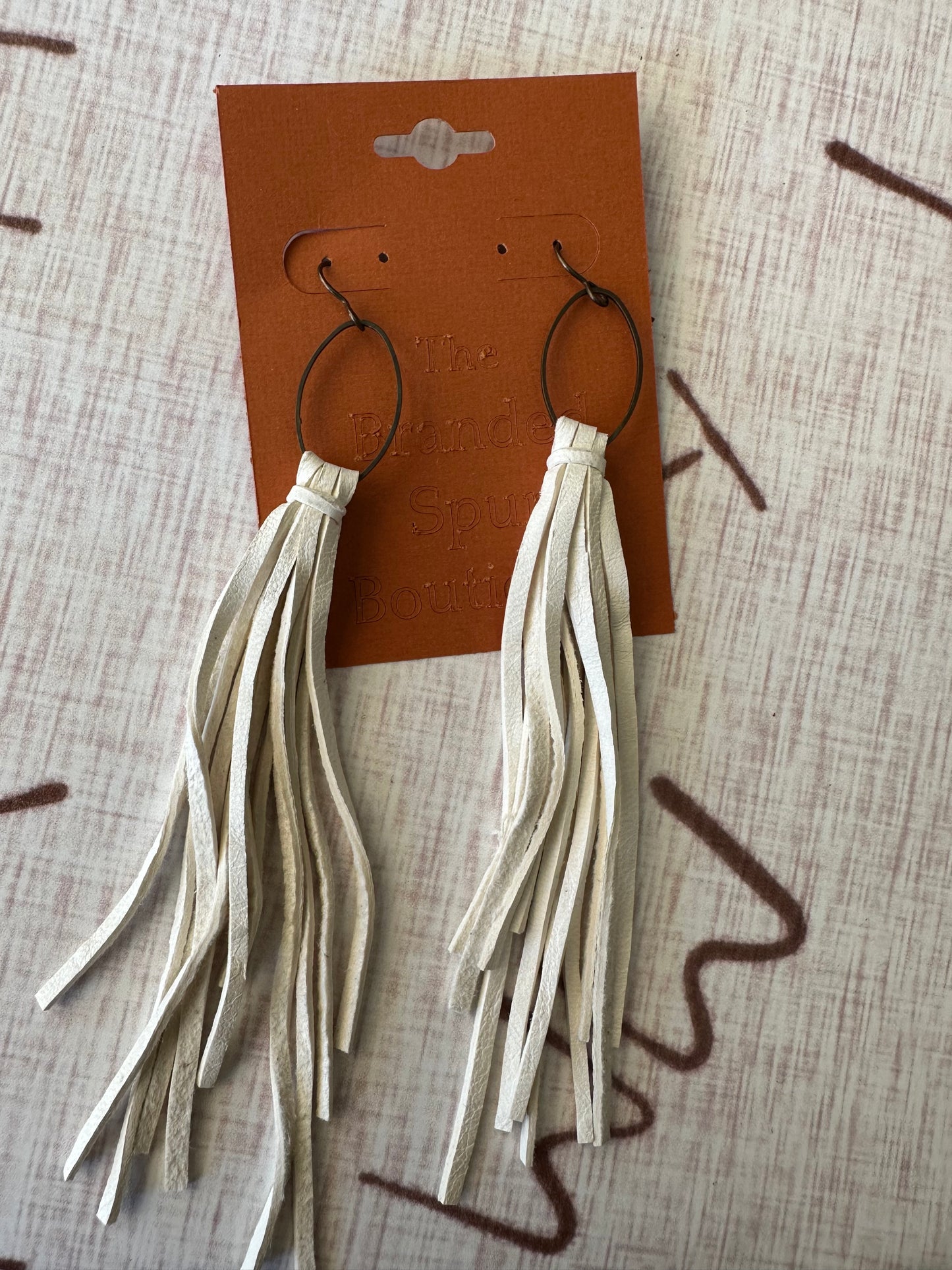 White leather fringe earrings (oval)